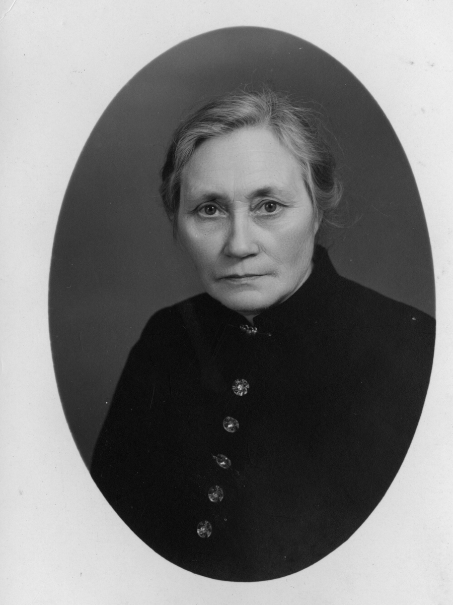 Portrett av ei eldre kvinne.