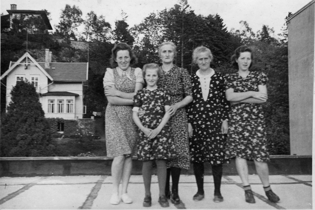 Medlemar frå ein internert familie i Telavåg. Dei er fotograferte på taket av Paradis skole som i 1942 heitte Storetveit skole.
