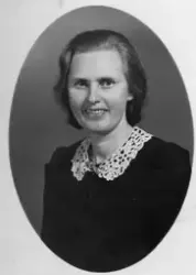 Portrett av ei kvinne med kvit krage på kjolen.