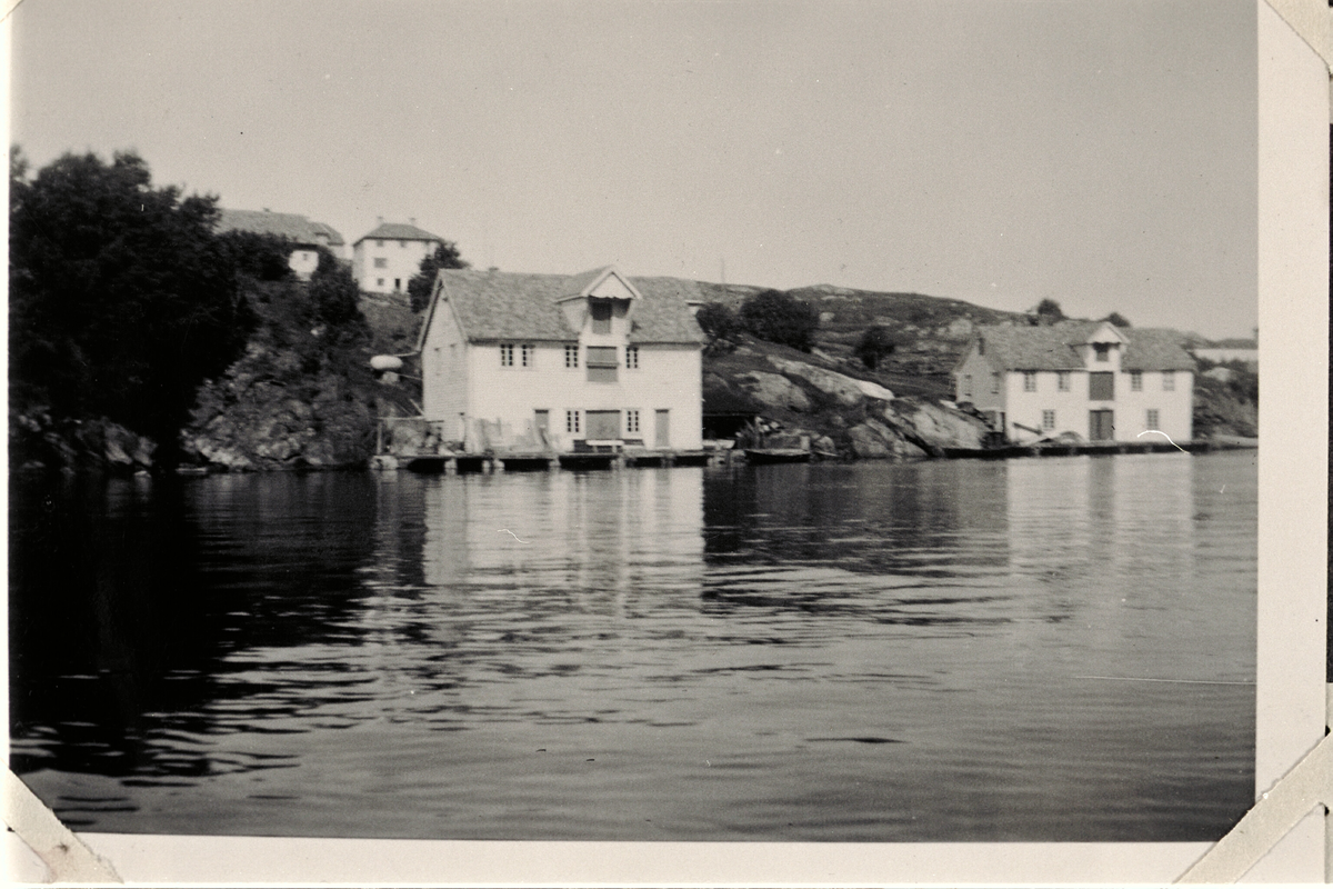 Telavåg etter gjenreisinga. Naust på Øvretveit. Bustadhuset og løa til Simon Øvretveit i bakgrunnen.