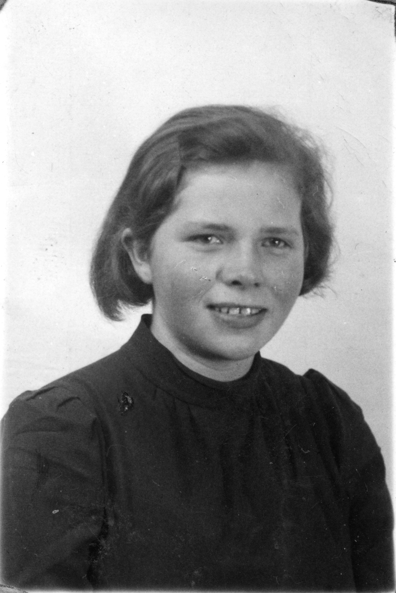 Portrett av ei ung kvinne som var tenestejente i Telavåg våren 1942.