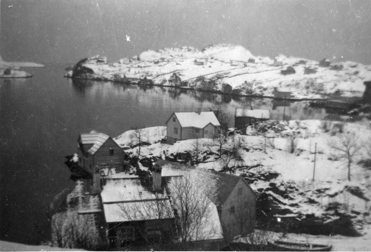 Telavåg i vinterlandskap. Telle med Øvretveit i bakgrunnen.
