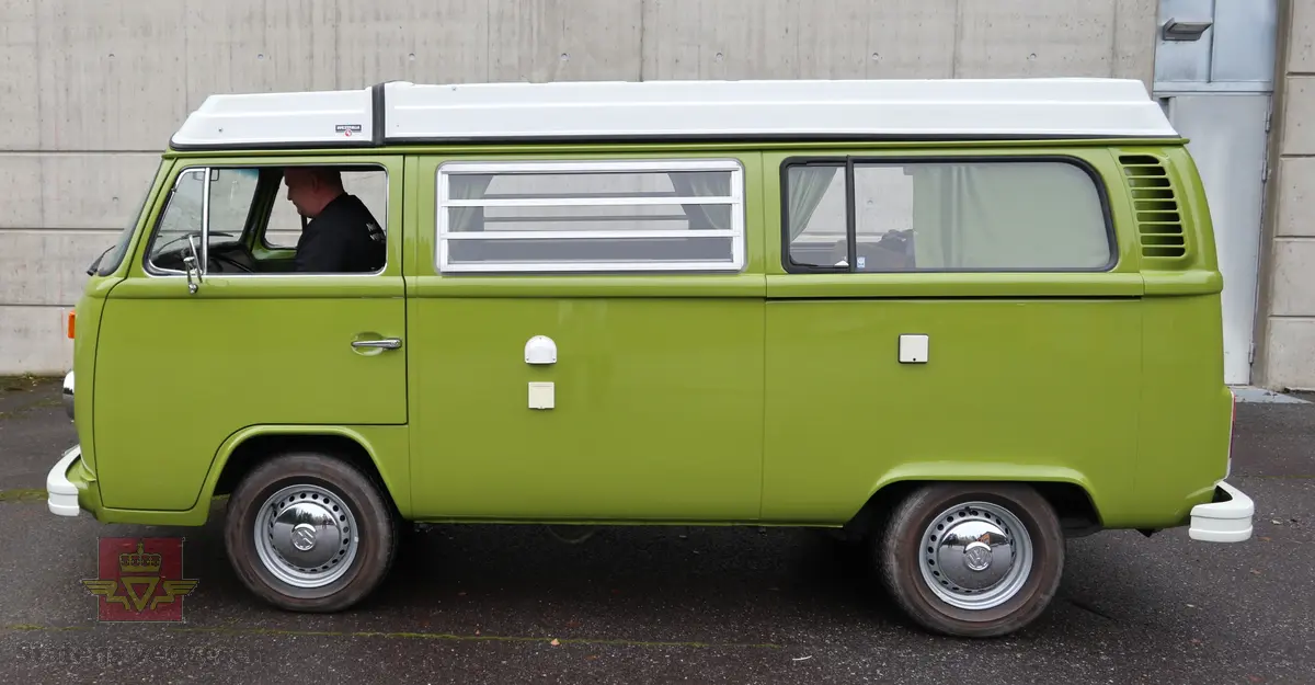 Volkswagen Type 2 Westfalia. Kombinert personbil og campingbil (med forhøyet tak). Grønn (L 63 H Taiga Green) og hvit utvendig. Bilen er innredet for camping og interiøret er grønt med innslag av svart, gult og oransje. Taket kan slås opp for å gi bedre plass for overnatting. Bilen har fire hjul og er toakslet med trekk på bakre. Bensindrevet firesylindret firetakts boxer motor (type GD) med et sylindervolum på 1970 cm3 og en effekt på 70 hk - 51 kW. Motornummer er GD 24 260 (originalmotoren). Motoren har innsprøytning, er luftavkjølt, og sitter bak på bilen. 4-trinns manuell girkasse med spak i gulvet. Vann- og strømtilkobling samt utlufting av gassdrevet kjøleskap er plassert på førersiden. Antall sitteplasser er fire. Dekkdimensjon rundt om er 185 R 14 C. Bilen har hengerfeste og bensinvarmer. I USA ble disse bilene (som denne) levert med innsprøytingsmotor og ikke to forgassere som de ble levert med i Europa. Kilometerstand er 2322 km (speedometeret ble byttet under restaureringen). Fortelt følger med bilen.