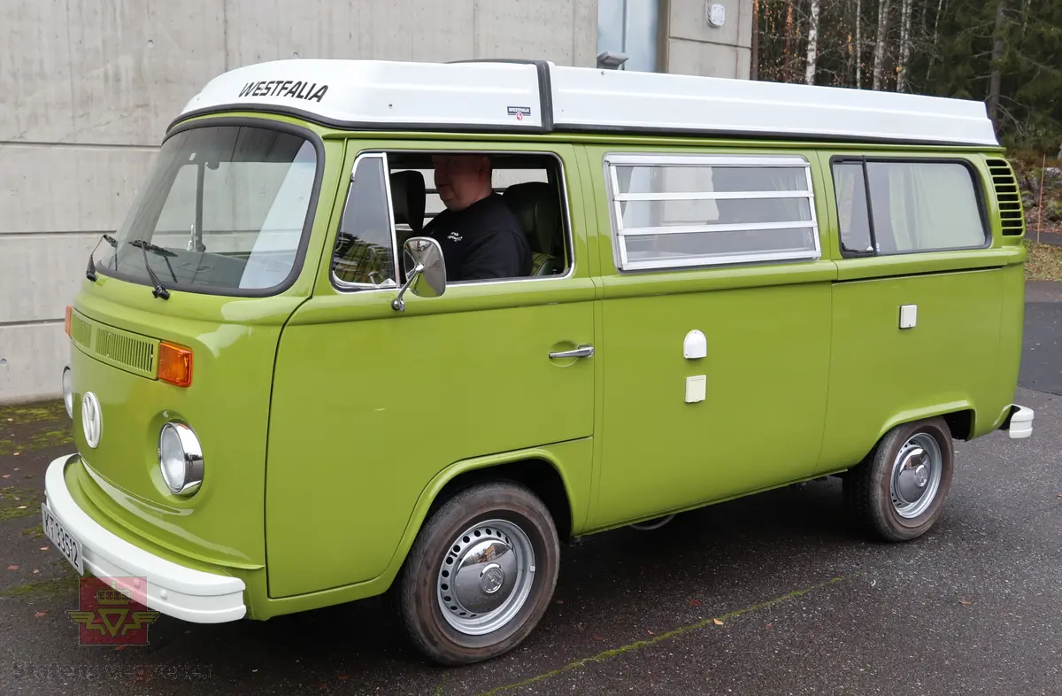 Volkswagen Type 2 Westfalia. Kombinert personbil og campingbil (med forhøyet tak). Grønn (L 63 H Taiga Green) og hvit utvendig. Bilen er innredet for camping og interiøret er grønt med innslag av svart, gult og oransje. Taket kan slås opp for å gi bedre plass for overnatting. Bilen har fire hjul og er toakslet med trekk på bakre. Bensindrevet firesylindret firetakts boxer motor (type GD) med et sylindervolum på 1970 cm3 og en effekt på 70 hk - 51 kW. Motornummer er GD 24 260 (originalmotoren). Motoren har innsprøytning, er luftavkjølt, og sitter bak på bilen. 4-trinns manuell girkasse med spak i gulvet. Vann- og strømtilkobling samt utlufting av gassdrevet kjøleskap er plassert på førersiden. Antall sitteplasser er fire. Dekkdimensjon rundt om er 185 R 14 C. Bilen har hengerfeste og bensinvarmer. I USA ble disse bilene (som denne) levert med innsprøytingsmotor og ikke to forgassere som de ble levert med i Europa. Kilometerstand er 2322 km (speedometeret ble byttet under restaureringen). Fortelt følger med bilen.