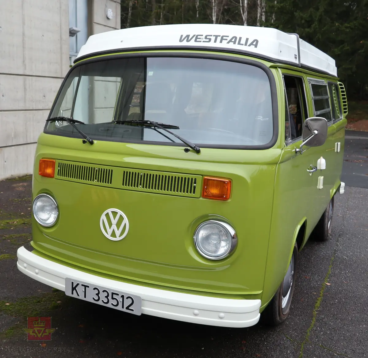 Volkswagen Type 2 Westfalia. Kombinert personbil og campingbil (med forhøyet tak). Grønn (L 63 H Taiga Green) og hvit utvendig. Bilen er innredet for camping og interiøret er grønt med innslag av svart, gult og oransje. Taket kan slås opp for å gi bedre plass for overnatting. Bilen har fire hjul og er toakslet med trekk på bakre. Bensindrevet firesylindret firetakts boxer motor (type GD) med et sylindervolum på 1970 cm3 og en effekt på 70 hk - 51 kW. Motornummer er GD 24 260 (originalmotoren). Motoren har innsprøytning, er luftavkjølt, og sitter bak på bilen. 4-trinns manuell girkasse med spak i gulvet. Vann- og strømtilkobling samt utlufting av gassdrevet kjøleskap er plassert på førersiden. Antall sitteplasser er fire. Dekkdimensjon rundt om er 185 R 14 C. Bilen har hengerfeste og bensinvarmer. I USA ble disse bilene (som denne) levert med innsprøytingsmotor og ikke to forgassere som de ble levert med i Europa. Kilometerstand er 2322 km (speedometeret ble byttet under restaureringen). Fortelt følger med bilen.