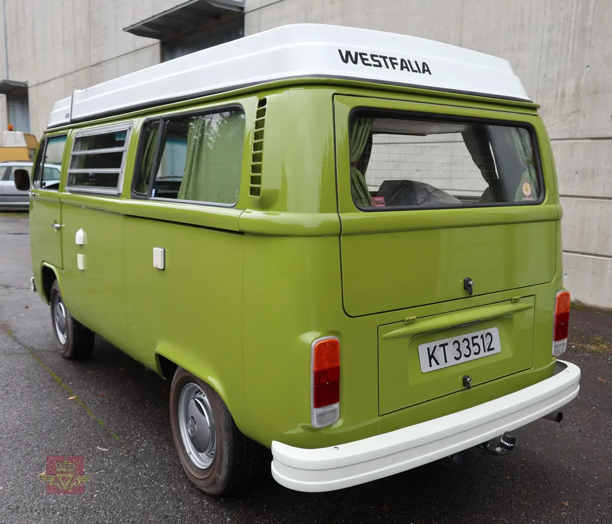 Volkswagen Type 2 Westfalia. Kombinert personbil og campingbil (med forhøyet tak). Grønn (L 63 H Taiga Green) og hvit utvendig. Bilen er innredet for camping og interiøret er grønt med innslag av svart, gult og oransje. Taket kan slås opp for å gi bedre plass for overnatting. Bilen har fire hjul og er toakslet med trekk på bakre. Bensindrevet firesylindret firetakts boxer motor (type GD) med et sylindervolum på 1970 cm3 og en effekt på 70 hk - 51 kW. Motornummer er GD 24 260 (originalmotoren). Motoren har innsprøytning, er luftavkjølt, og sitter bak på bilen. 4-trinns manuell girkasse med spak i gulvet. Vann- og strømtilkobling samt utlufting av gassdrevet kjøleskap er plassert på førersiden. Antall sitteplasser er fire. Dekkdimensjon rundt om er 185 R 14 C. Bilen har hengerfeste og bensinvarmer. I USA ble disse bilene (som denne) levert med innsprøytingsmotor og ikke to forgassere som de ble levert med i Europa. Kilometerstand er 2322 km (speedometeret ble byttet under restaureringen). Fortelt følger med bilen.