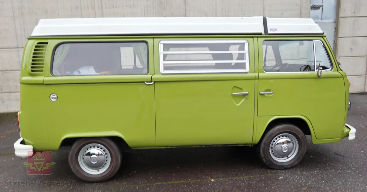 Volkswagen Type 2 Westfalia. Kombinert personbil og campingbil (med forhøyet tak). Grønn (L 63 H Taiga Green) og hvit utvendig. Bilen er innredet for camping og interiøret er grønt med innslag av svart, gult og oransje. Taket kan slås opp for å gi bedre plass for overnatting. Bilen har fire hjul og er toakslet med trekk på bakre. Bensindrevet firesylindret firetakts boxer motor (type GD) med et sylindervolum på 1970 cm3 og en effekt på 70 hk - 51 kW. Motornummer er GD 24 260 (originalmotoren). Motoren har innsprøytning, er luftavkjølt, og sitter bak på bilen. 4-trinns manuell girkasse med spak i gulvet. Vann- og strømtilkobling samt utlufting av gassdrevet kjøleskap er plassert på førersiden. Antall sitteplasser er fire. Dekkdimensjon rundt om er 185 R 14 C. Bilen har hengerfeste og bensinvarmer. I USA ble disse bilene (som denne) levert med innsprøytingsmotor og ikke to forgassere som de ble levert med i Europa. Kilometerstand er 2322 km (speedometeret ble byttet under restaureringen). Fortelt følger med bilen.