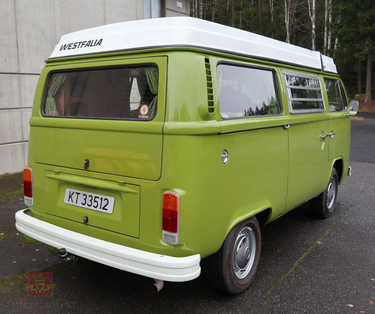Volkswagen Type 2 Westfalia. Kombinert personbil og campingbil (med forhøyet tak). Grønn (L 63 H Taiga Green) og hvit utvendig. Bilen er innredet for camping og interiøret er grønt med innslag av svart, gult og oransje. Taket kan slås opp for å gi bedre plass for overnatting. Bilen har fire hjul og er toakslet med trekk på bakre. Bensindrevet firesylindret firetakts boxer motor (type GD) med et sylindervolum på 1970 cm3 og en effekt på 70 hk - 51 kW. Motornummer er GD 24 260 (originalmotoren). Motoren har innsprøytning, er luftavkjølt, og sitter bak på bilen. 4-trinns manuell girkasse med spak i gulvet. Vann- og strømtilkobling samt utlufting av gassdrevet kjøleskap er plassert på førersiden. Antall sitteplasser er fire. Dekkdimensjon rundt om er 185 R 14 C. Bilen har hengerfeste og bensinvarmer. I USA ble disse bilene (som denne) levert med innsprøytingsmotor og ikke to forgassere som de ble levert med i Europa. Kilometerstand er 2322 km (speedometeret ble byttet under restaureringen). Fortelt følger med bilen.