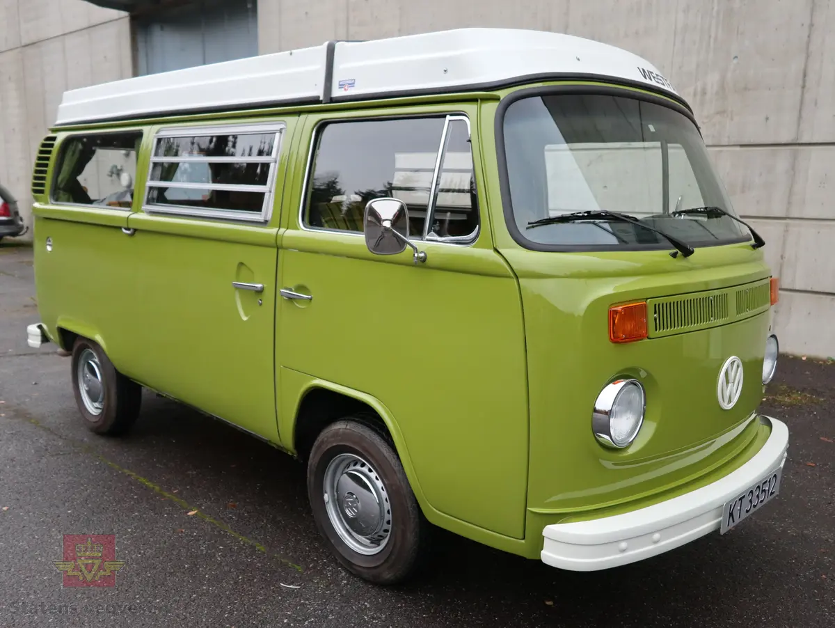 Volkswagen Type 2 Westfalia. Kombinert personbil og campingbil (med forhøyet tak). Grønn (L 63 H Taiga Green) og hvit utvendig. Bilen er innredet for camping og interiøret er grønt med innslag av svart, gult og oransje. Taket kan slås opp for å gi bedre plass for overnatting. Bilen har fire hjul og er toakslet med trekk på bakre. Bensindrevet firesylindret firetakts boxer motor (type GD) med et sylindervolum på 1970 cm3 og en effekt på 70 hk - 51 kW. Motornummer er GD 24 260 (originalmotoren). Motoren har innsprøytning, er luftavkjølt, og sitter bak på bilen. 4-trinns manuell girkasse med spak i gulvet. Vann- og strømtilkobling samt utlufting av gassdrevet kjøleskap er plassert på førersiden. Antall sitteplasser er fire. Dekkdimensjon rundt om er 185 R 14 C. Bilen har hengerfeste og bensinvarmer. I USA ble disse bilene (som denne) levert med innsprøytingsmotor og ikke to forgassere som de ble levert med i Europa. Kilometerstand er 2322 km (speedometeret ble byttet under restaureringen). Fortelt følger med bilen.