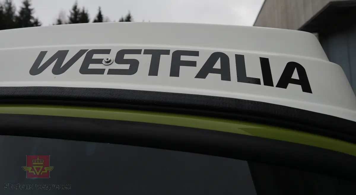 Volkswagen Type 2 Westfalia. Kombinert personbil og campingbil (med forhøyet tak). Grønn (L 63 H Taiga Green) og hvit utvendig. Bilen er innredet for camping og interiøret er grønt med innslag av svart, gult og oransje. Taket kan slås opp for å gi bedre plass for overnatting. Bilen har fire hjul og er toakslet med trekk på bakre. Bensindrevet firesylindret firetakts boxer motor (type GD) med et sylindervolum på 1970 cm3 og en effekt på 70 hk - 51 kW. Motornummer er GD 24 260 (originalmotoren). Motoren har innsprøytning, er luftavkjølt, og sitter bak på bilen. 4-trinns manuell girkasse med spak i gulvet. Vann- og strømtilkobling samt utlufting av gassdrevet kjøleskap er plassert på førersiden. Antall sitteplasser er fire. Dekkdimensjon rundt om er 185 R 14 C. Bilen har hengerfeste og bensinvarmer. I USA ble disse bilene (som denne) levert med innsprøytingsmotor og ikke to forgassere som de ble levert med i Europa. Kilometerstand er 2322 km (speedometeret ble byttet under restaureringen). Fortelt følger med bilen.