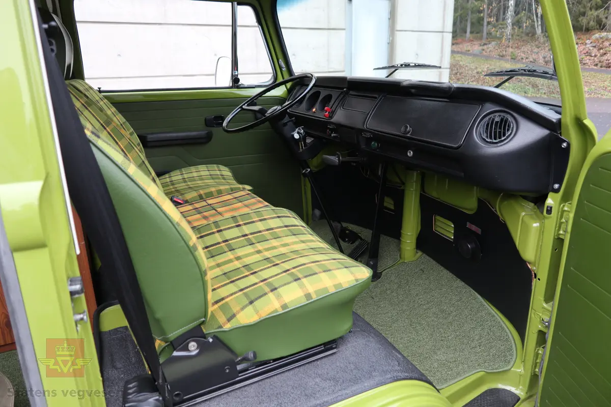 Volkswagen Type 2 Westfalia. Kombinert personbil og campingbil (med forhøyet tak). Grønn (L 63 H Taiga Green) og hvit utvendig. Bilen er innredet for camping og interiøret er grønt med innslag av svart, gult og oransje. Taket kan slås opp for å gi bedre plass for overnatting. Bilen har fire hjul og er toakslet med trekk på bakre. Bensindrevet firesylindret firetakts boxer motor (type GD) med et sylindervolum på 1970 cm3 og en effekt på 70 hk - 51 kW. Motornummer er GD 24 260 (originalmotoren). Motoren har innsprøytning, er luftavkjølt, og sitter bak på bilen. 4-trinns manuell girkasse med spak i gulvet. Vann- og strømtilkobling samt utlufting av gassdrevet kjøleskap er plassert på førersiden. Antall sitteplasser er fire. Dekkdimensjon rundt om er 185 R 14 C. Bilen har hengerfeste og bensinvarmer. I USA ble disse bilene (som denne) levert med innsprøytingsmotor og ikke to forgassere som de ble levert med i Europa. Kilometerstand er 2322 km (speedometeret ble byttet under restaureringen). Fortelt følger med bilen.