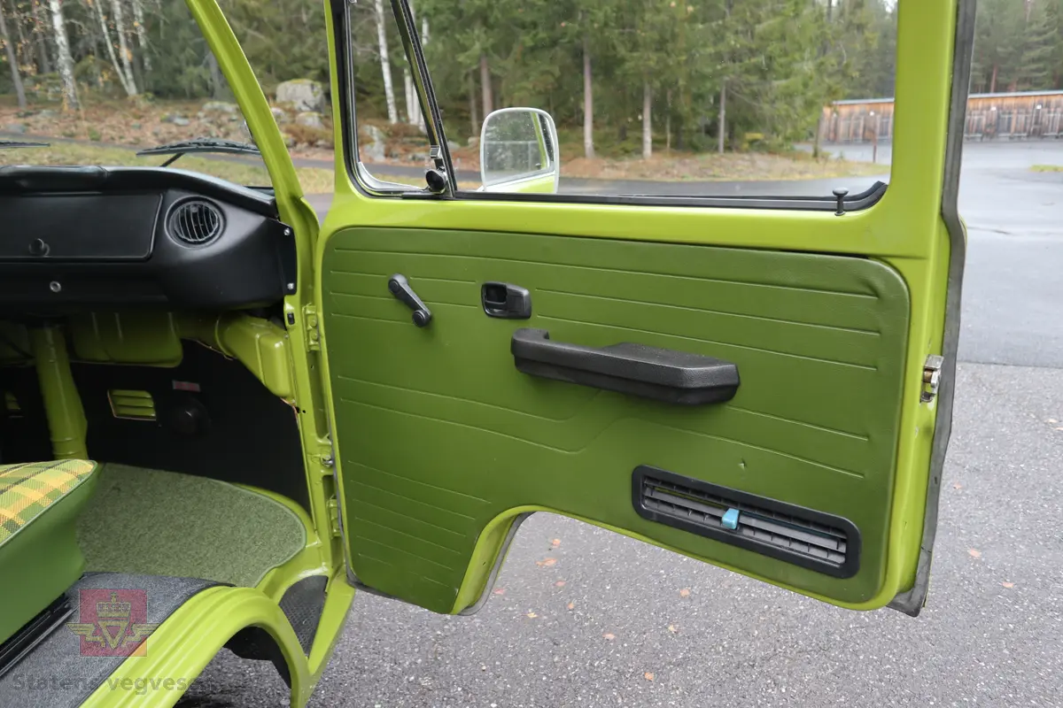 Volkswagen Type 2 Westfalia. Kombinert personbil og campingbil (med forhøyet tak). Grønn (L 63 H Taiga Green) og hvit utvendig. Bilen er innredet for camping og interiøret er grønt med innslag av svart, gult og oransje. Taket kan slås opp for å gi bedre plass for overnatting. Bilen har fire hjul og er toakslet med trekk på bakre. Bensindrevet firesylindret firetakts boxer motor (type GD) med et sylindervolum på 1970 cm3 og en effekt på 70 hk - 51 kW. Motornummer er GD 24 260 (originalmotoren). Motoren har innsprøytning, er luftavkjølt, og sitter bak på bilen. 4-trinns manuell girkasse med spak i gulvet. Vann- og strømtilkobling samt utlufting av gassdrevet kjøleskap er plassert på førersiden. Antall sitteplasser er fire. Dekkdimensjon rundt om er 185 R 14 C. Bilen har hengerfeste og bensinvarmer. I USA ble disse bilene (som denne) levert med innsprøytingsmotor og ikke to forgassere som de ble levert med i Europa. Kilometerstand er 2322 km (speedometeret ble byttet under restaureringen). Fortelt følger med bilen.