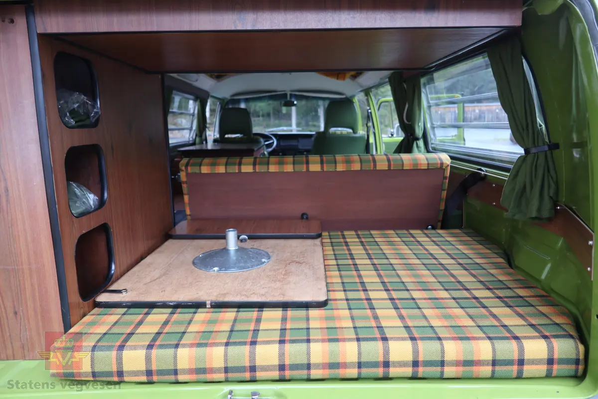 Volkswagen Type 2 Westfalia. Kombinert personbil og campingbil (med forhøyet tak). Grønn (L 63 H Taiga Green) og hvit utvendig. Bilen er innredet for camping og interiøret er grønt med innslag av svart, gult og oransje. Taket kan slås opp for å gi bedre plass for overnatting. Bilen har fire hjul og er toakslet med trekk på bakre. Bensindrevet firesylindret firetakts boxer motor (type GD) med et sylindervolum på 1970 cm3 og en effekt på 70 hk - 51 kW. Motornummer er GD 24 260 (originalmotoren). Motoren har innsprøytning, er luftavkjølt, og sitter bak på bilen. 4-trinns manuell girkasse med spak i gulvet. Vann- og strømtilkobling samt utlufting av gassdrevet kjøleskap er plassert på førersiden. Antall sitteplasser er fire. Dekkdimensjon rundt om er 185 R 14 C. Bilen har hengerfeste og bensinvarmer. I USA ble disse bilene (som denne) levert med innsprøytingsmotor og ikke to forgassere som de ble levert med i Europa. Kilometerstand er 2322 km (speedometeret ble byttet under restaureringen). Fortelt følger med bilen.