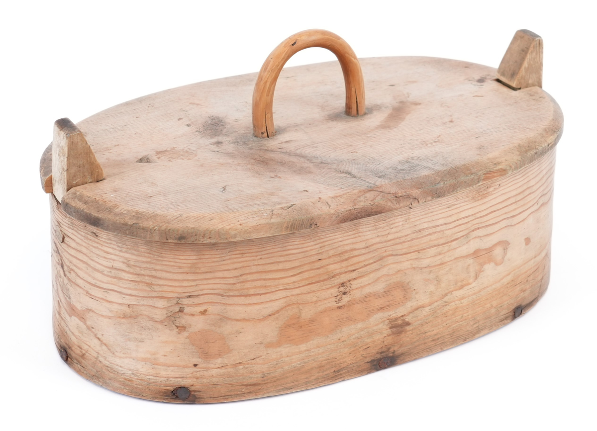 Sveipet tine laga av furu. Oval form med to vertikale faste stolpar på innsida og flatt lokk som kan takast av ved å presse det mot stolpen. Sveipen sydd samman med tæger, botnen festa med naglar. På lokket stort, halvsirkelformet trehandtak laga av lauvtre og utskore pil teikn for å visa trykkeretning. Tina umåla.