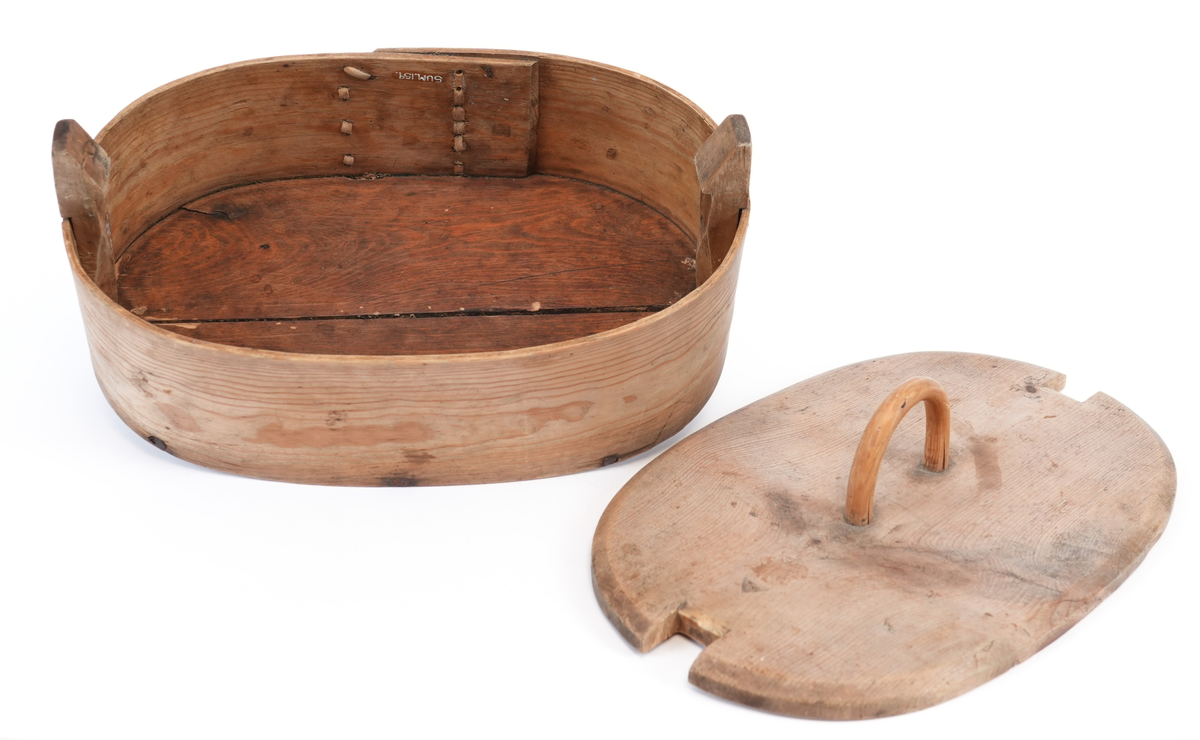 Sveipet tine laga av furu. Oval form med to vertikale faste stolpar på innsida og flatt lokk som kan takast av ved å presse det mot stolpen. Sveipen sydd samman med tæger, botnen festa med naglar. På lokket stort, halvsirkelformet trehandtak laga av lauvtre og utskore pil teikn for å visa trykkeretning. Tina umåla.