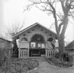 Denna lustfullt byggda trädgårdspaviljong dokumenterades av Östergötlands museum 1968. Den stod då på tomten till Råtorpsgatan 3 i Linköping. Vid besked om rivning flyttades byggnaden till en privat trädgård, men har därefter skänkts vidare och smyckar sedan år 2000 Dahlbergs caféträdgård i Gamla Linköping.