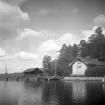 Miljön vid Hjulsbro slussvaktarebostad. Foto omkring 1945.