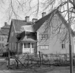 Klostergatan 64 i Linköping. Villan uppfördes av lektor Karl Beckman för sin familj omkring förra sekelskiftet. Här som den tog sig ut 1974.