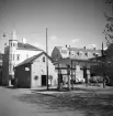 Gulfs nya tappställe på Kungsgatan 26 i Linköping 1946. Bensinen släpptes fri från ransonering den 13 november 1945 och många nya bensinmackar kom till. Men än skulle omställningen ta tid. I byggnaden bortom bensinpumparna fortsatte försäljningen av gengaskol och ved.