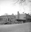 Rivningsarbete inom kvarteret Badhuset i Linköping. Tomten ska ge plats för Östgötens tidningshus. Vintern 1947.