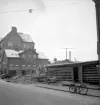 Rivningsarbete i hörnet av Sankt Larsgatan och Kungsgatan i Linköping. På tomten planerade tidningen Östgöten uppföra ny officin. Vintern 1947.