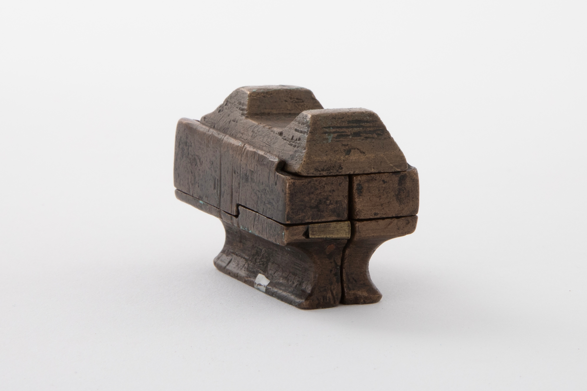 Støpeform for støping av stettknapper i to størrelser. Støpeformen er av bronse og i fem deler.