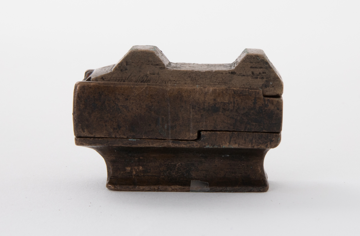 Støpeform for støping av stettknapper i to størrelser. Støpeformen er av bronse og i fem deler.