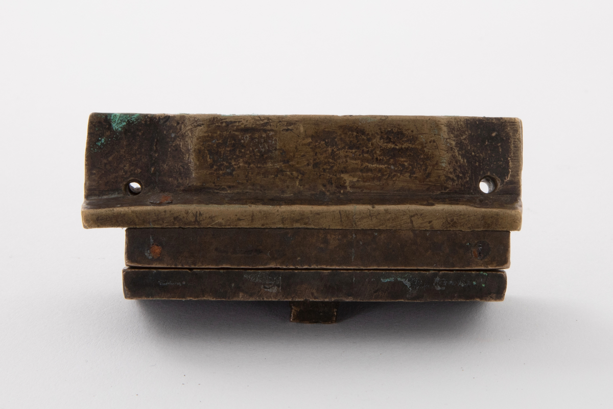 Støpeform for støping av tre stettknapper i ulik størrelse, med stjerneformet rosett i forskjellige former. Støpeformen er av bronse og i fem deler.