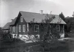 Denna gårdspart kom till 1897 när Johan (Johannes) Larsson född 1866 från Hemmor köpte en bit jord tillhörande Hemmor av Lars Johansson Bönde. Johan var gift 1896 med Hulda Lorentina Larsdotter född 1873 från När. De uppförde denna moderna manbyggnad i resvirke med spåntak och med köksbakbygge år 1900. Längst bak står ett äldre inpanelat hus, vilket troligen blev till brygghus.

Johan och Hulda fick 3 döttrar varav den äldsta Emmy Larsson född 1897 tog över parten, gift 1928 med Oskar Jakobsson född 1889 från Kauparve. De fick i sin tur två döttrar och den äldsta Elsa Jakobsson född 1919 ärvde gårdsparten. Hon gifte sig 1945 med Nils Gustav Hjalmar Lövgren född 1911 från Västergarn. Av deras två barn tog sonen Lars-Inge Lövgren född 1945 över gården, vilken han alltjämt brukar tillsammans med sin fru Inger.

På bilden ser vi troligen dottern Emmy 17 år, modern Hulda 41 år och Johan Larsson 48 år.