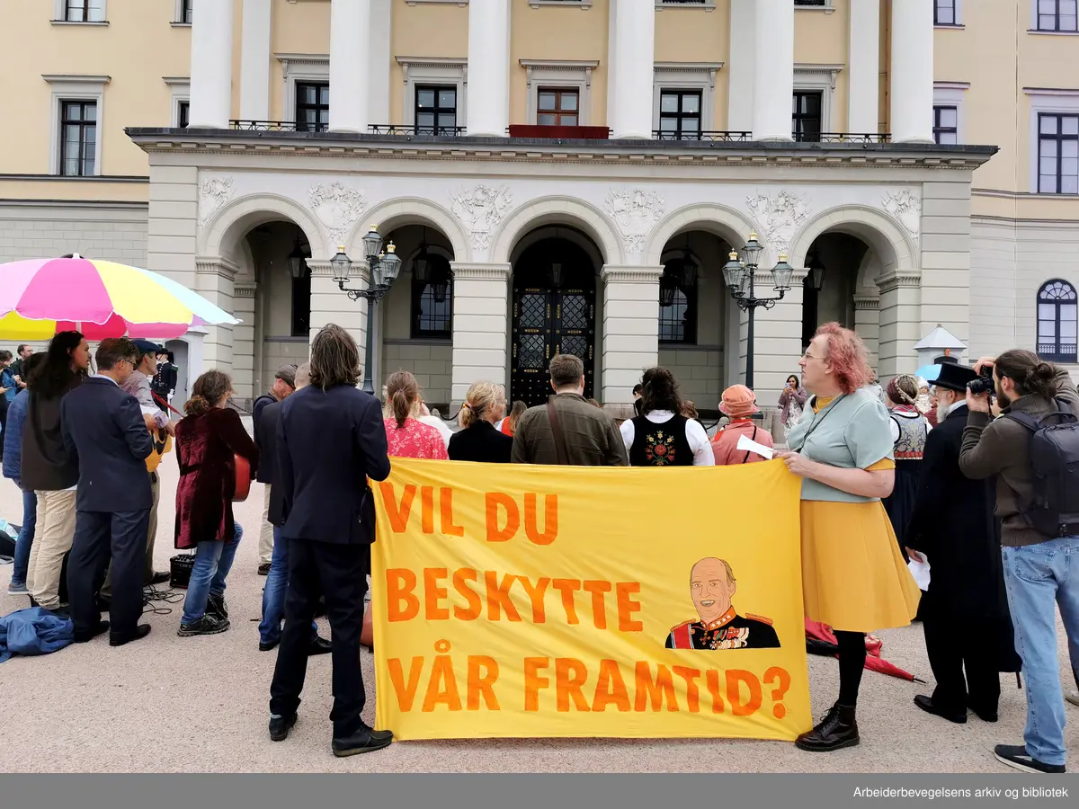 Extinction Rebellion akjonerer på slottsplassen mot at kongehuset er kongelig beskytter av en av verdens største oljekonferanser – ONS. 20.august 2024.