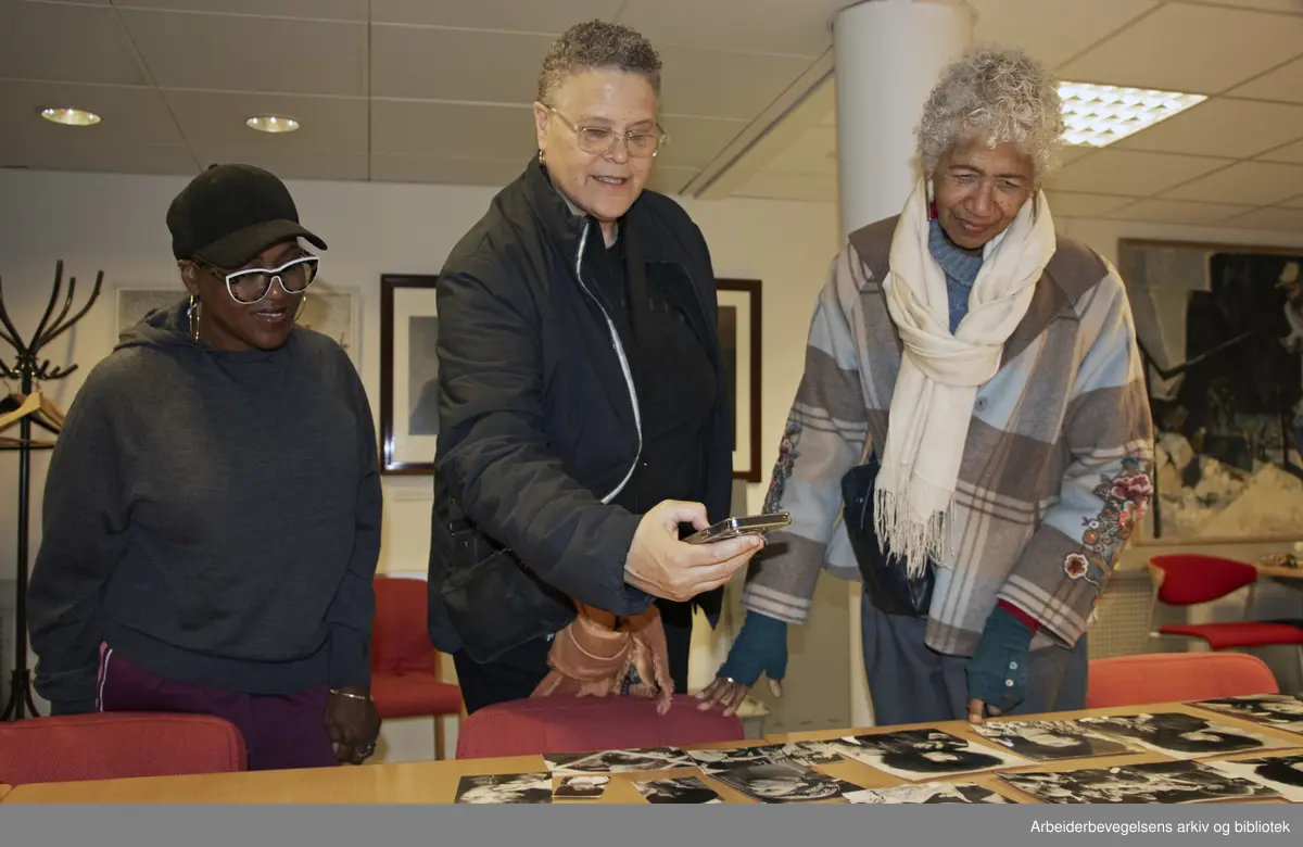Sosialantropolog Michelle Tisdel (til venstre) fra Nasjonalbiblioteket, den amerikanske samfunnsarkivaren Lisbet Tellefsen (sittende) og tidligere ledende Black Panther medlem Ericka Huggins (til høyre) besøkte Arbark den 7. oktober 2024. De så på fotomateriale av Angela Davis.