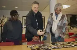 Sosialantropolog Michelle Tisdel (til venstre) fra Nasjonalb