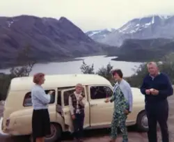 Ved Nedre Leirungen. 
Anne  Og Bjørn Hove. John og Rakel Bus