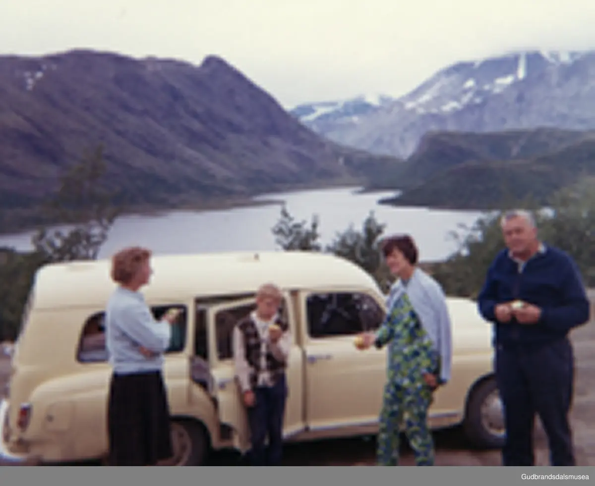 Ved Nedre Leirungen. 
Anne  Og Bjørn Hove. John og Rakel Buskland. gammel sykebil.
Eier Vigdis Hove, Trondheim