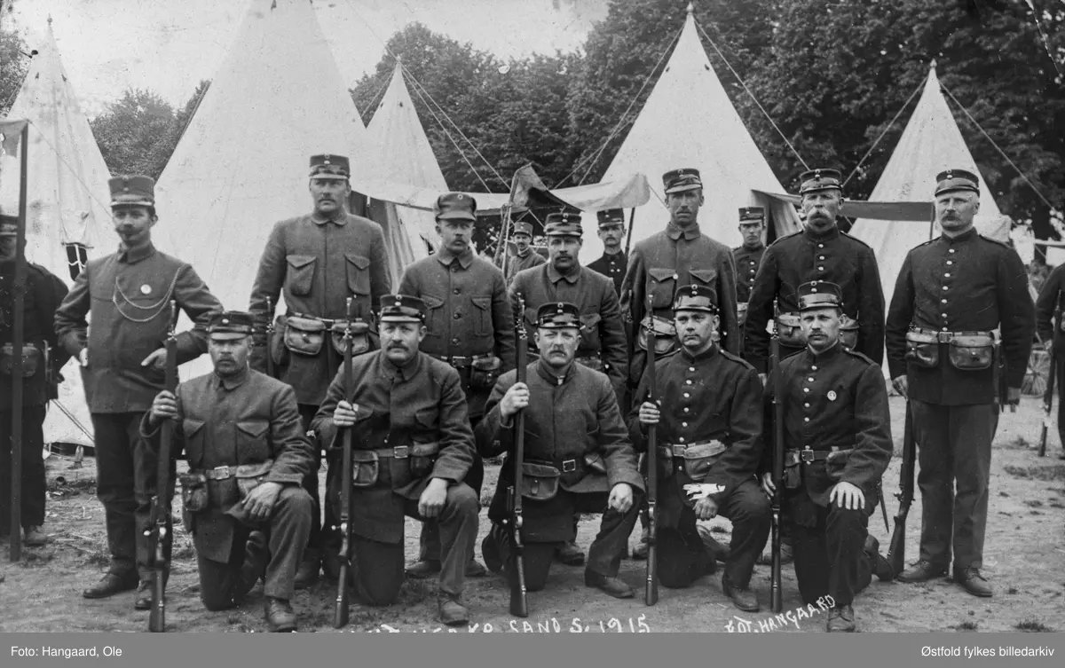 Vartinger på nøytralitetsvakt i Kristiansand i 1915. Postkort.
Foran:
Nr. 1 fra venstre, knestående: Sander Bergby.
Bak:
Nr. 4: Torstein Bergby. 
Nr. 5. Henry Gabestad.