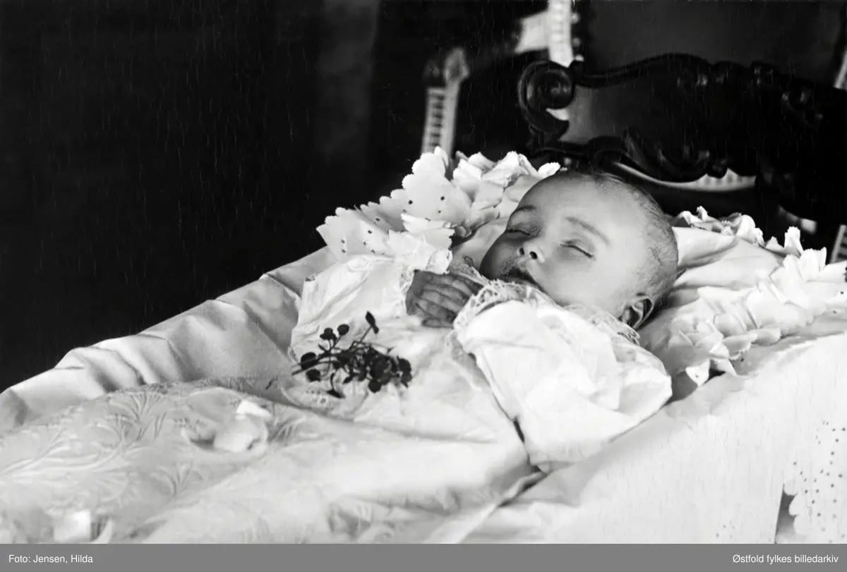 Post mortem-portrett av Hans Syder Bergby, liten gutt født 11.desember 1905, død omtr. 6 måneder gammel i mars 1906 av lungebetennelse.