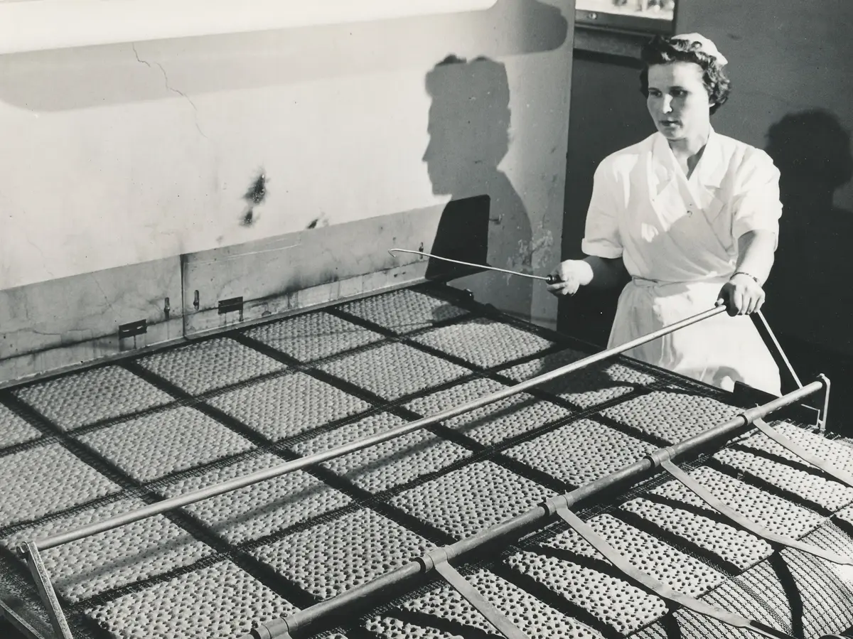 Spisbrödstillverkning i Kvarn och bageri AB Juvel. Foto 1961.