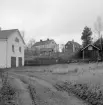 Miljöbild från Mem med blicken vänd mot ortens gamla tullhus och tullmästarebostad. Foto 1974.