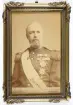 Ett inramat foto (med autograf) av kung Oscar II (1829-1907), reg. 1872-1907.
Bröstbild, ateljéfoto.
På baksidan ett inramat brev med kungens namnchiffer överst: 