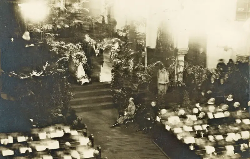 Arne Garborgs gravferd i Trefoldighetskirken i Oslo 21. januar 1924. Kong Haakon sit fremst i midtgangen.