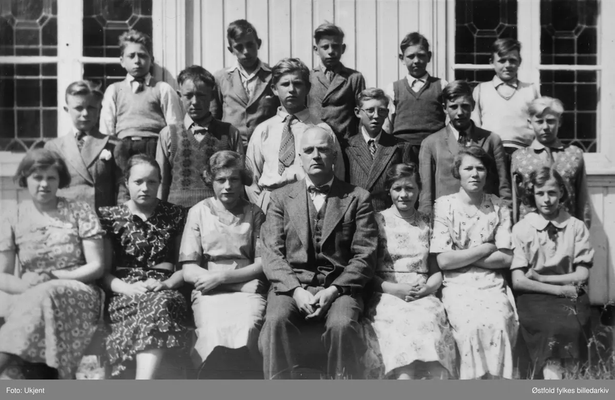 Konfirmanter  i Varteig 1. juni 1936, utenfor Varteig kirke med sogneprest Sinding.  Sogneprest Sinding flyttet 1. juli 1936, og Ludv. Rise ble konstituert etter han og foretok konfirmasjonen 4. oktober 1936. 
Fra venstre sittende: 
Eidth Berg, Signe Belsby, Olga Gressløs, sogneprest Birger Sinding, Olga Brenne, Ingebprg Brenne, Elsa Aarbu,. 
2.  rekke: 
Johs. Berby, Øivind Bergerud, Olaf Tonning Askersby, Einar Bergerud, Andreas Fredriksen, Thorbjørn Olsen. 
3. rekke: 
Ole Spydevold, Arve Bøe, Godfred Spydevold, Iver Hasle, Ole Godfred Lunde.