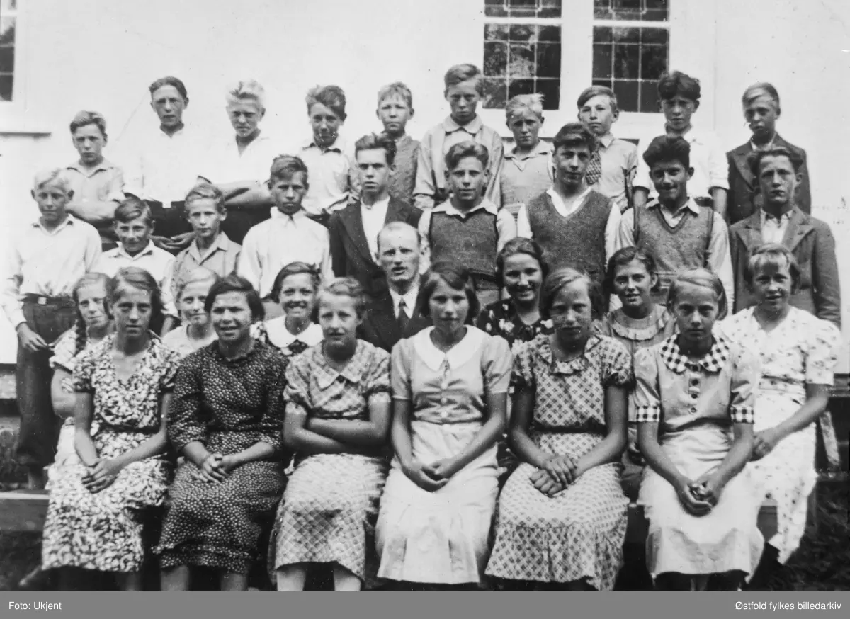 Konfirmanter  i Varteig 3. oktober 1937, utenfor Varteig kirke med prest Lavik. 
1. rekke fra venstre: 
Solveig Bjørnland, Solveig Skofteby, Mary Hassel, Magnhild Kokkim, Randi Lunde, Åse Tomta. 
2. rekke:
Karen Haugneset, Ellen Mørkeseth, Ragnhild Hasle, presten Lavik, Elsa Tangen, Olaug Lunde. Borgny Tomte. 
3. rekke: 
Hans Belsby, Einar Gressløs, Arve Brusevolddalen, Sigmund Lunde, Peder Vestgård, Asbjørn Spydevold, Simen Simensen Tangen, Reidar Kjærland, Sigmund Nordenga. 
4.  rekke: 
Alf Malm, Jon Dybedal, Edvard Brusevold, Auen Øby, Harald Bergerud, Martin Bergerud, Peder Sandaker, Torbjørn Årlen, Kolbjørn Dalen, Ole Johansen.