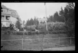 Utsikt til Fosheim pensjonat, en villa med balkong, trapp og