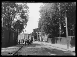 Fra Langestrand, Larvik. En gate med fortau på begge sider. 
