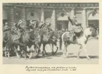 Pukslagare till häst på Yttre borggården vid Stockholms slott under 1950-talet, med soldater som spelar basuner ridande bakom.