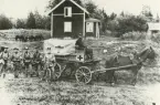 Hästambulans utanför ett hus, med soldater i uniform m/1886 och m/1910..