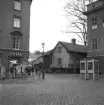 Miljön vid Stora torgets sydöstra hörn 1968. De lågskaliga husen utmed Tanneforsgatan skulle komma att rivas kort efter fototillfället.