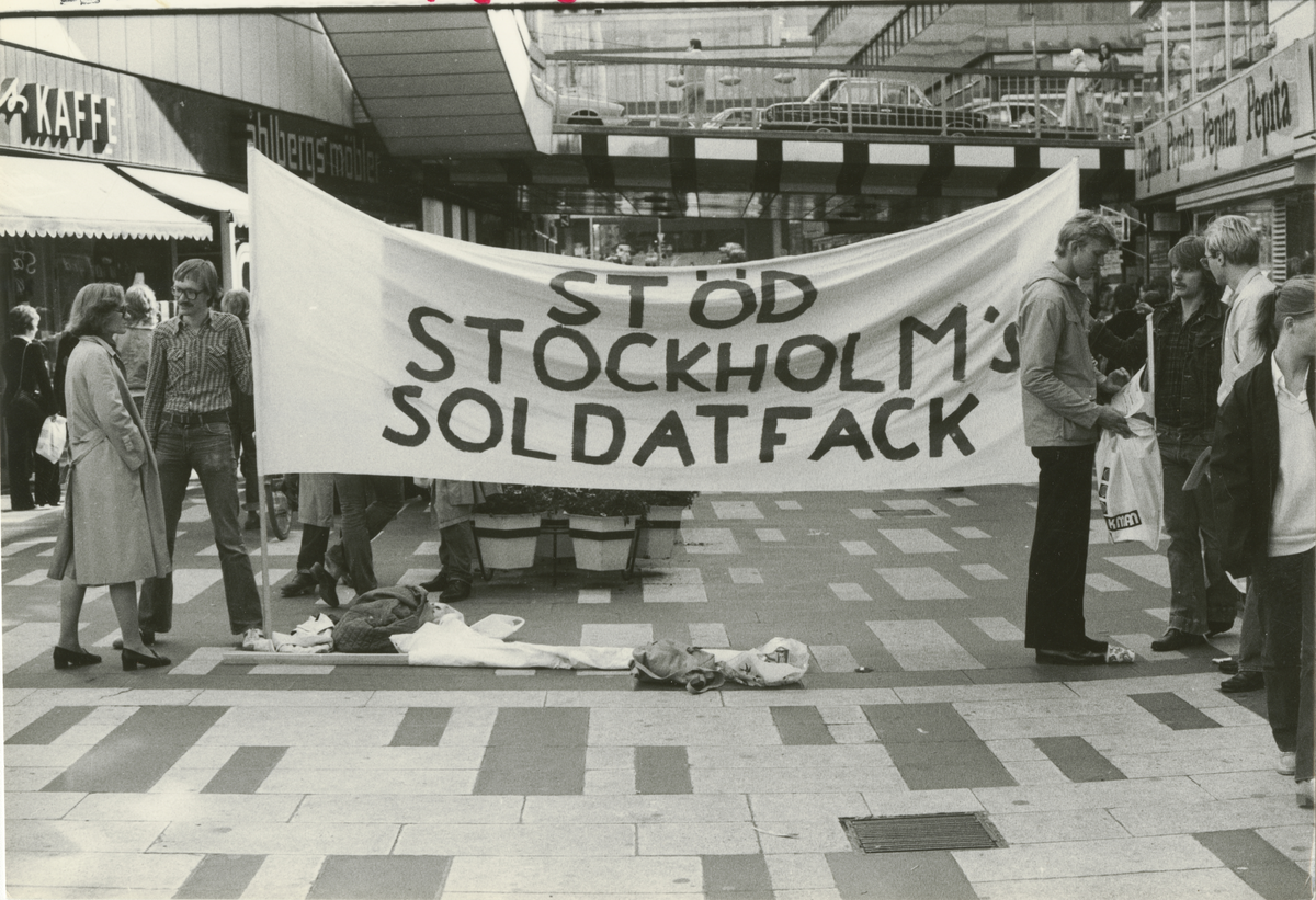 Soldatfacket demonstrerar på Sergelgatan i Stockholm.