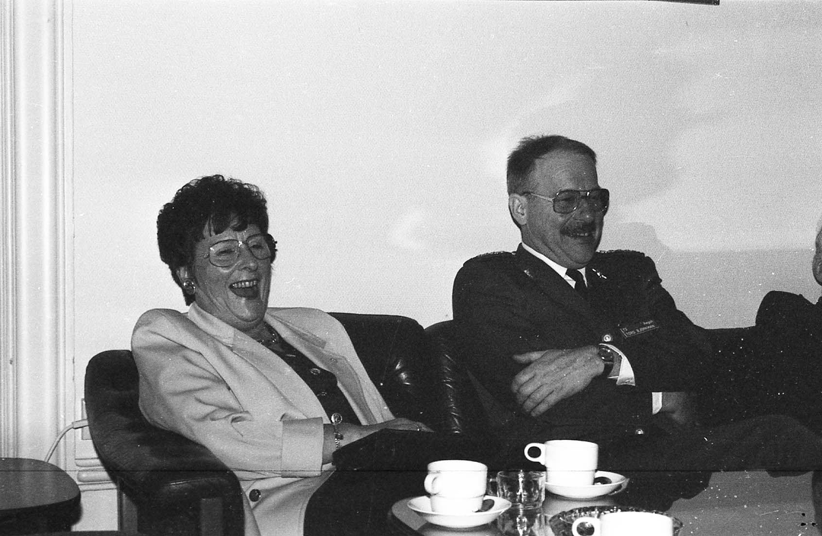 Bokkommittén för boken "T 2 100 år" har middag på Götamässen 1990. Regementschefen T 2, överste Tord Björkman, till höger.