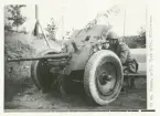 Bofors 37 mm pansarvärnskanon m/1939 i eldställning vid en landsväg.